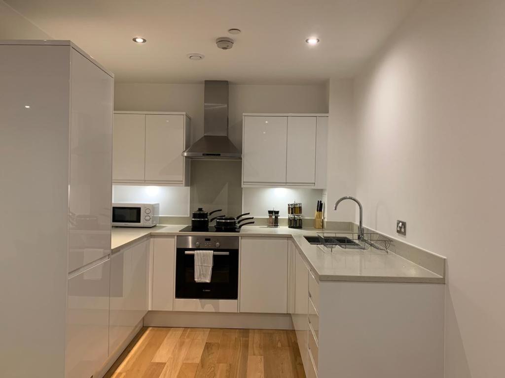 Modern 2 Bed 2 Bath Apartment In Central Croydon! Exterior foto