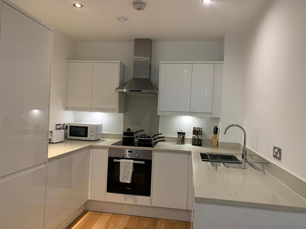Modern 2 Bed 2 Bath Apartment In Central Croydon! Exterior foto